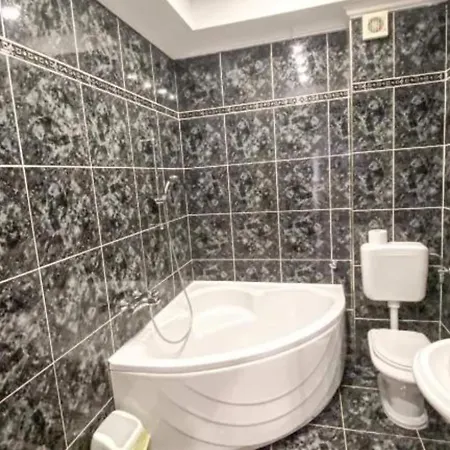 Apartment Peaceful With Style - Classsic Two Bedroom