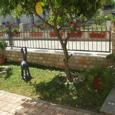 Peaceful With Style - Classsic Two Bedroom *