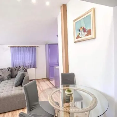 Peaceful With Style - Classsic Two Bedroom *