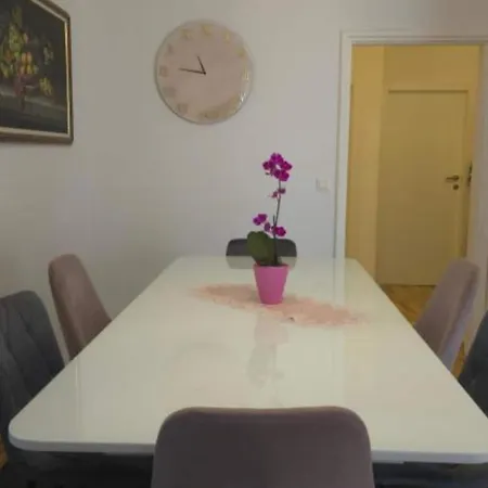 Peaceful With Style - Classsic Two Bedroom * トロギール