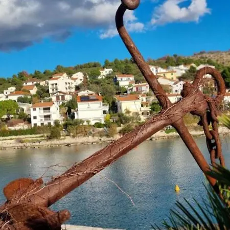 Peaceful With Style - Classsic Two Bedroom Apartment Trogir