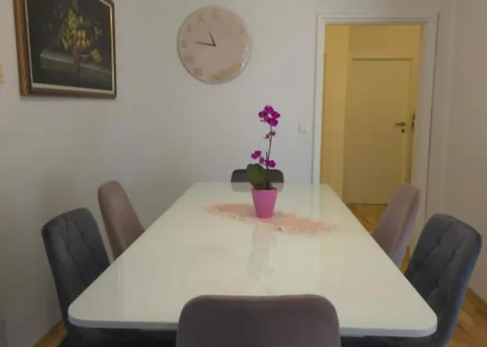 Peaceful With Style - Classsic Two Bedroom * 트로기르