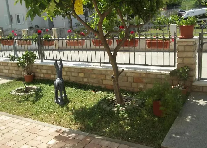 Peaceful With Style - Classsic Two Bedroom *