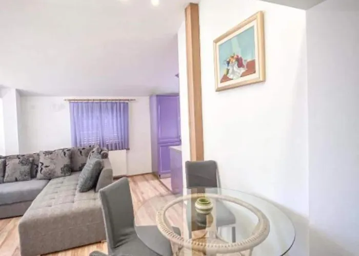 Peaceful With Style - Classsic Two Bedroom *