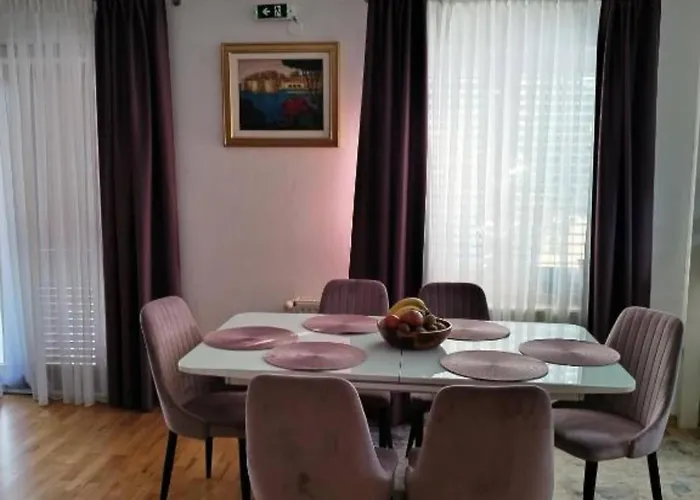 Apartment Peaceful With Style - Classsic Two Bedroom *