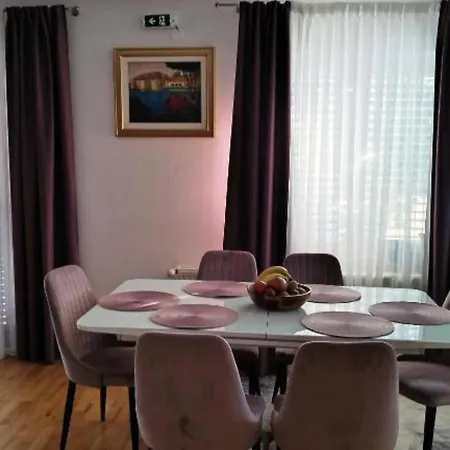Apartment Peaceful With Style - Classsic Two Bedroom *